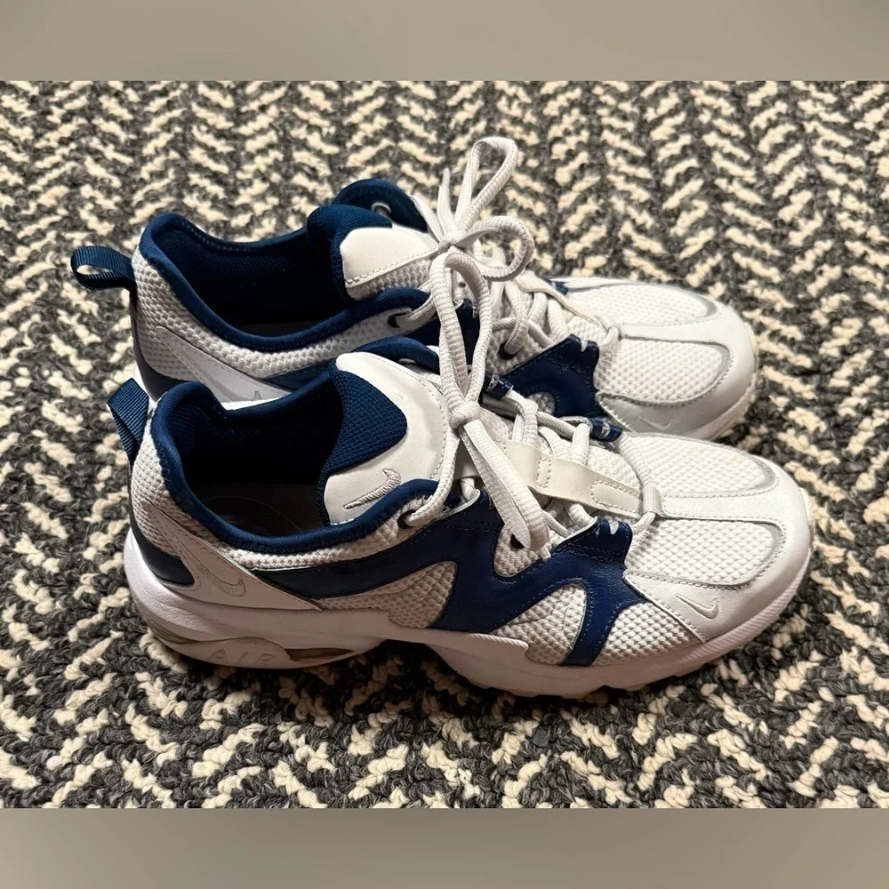NIKE Air Max Graviton Sneaker in White and Valerian Blue Size 8